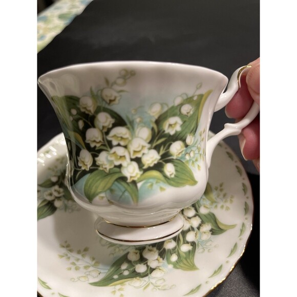 Royal Albert Flower of the Month "Lily of the Valley - May" Teacup & Saucer Set - Picture 2 of 11